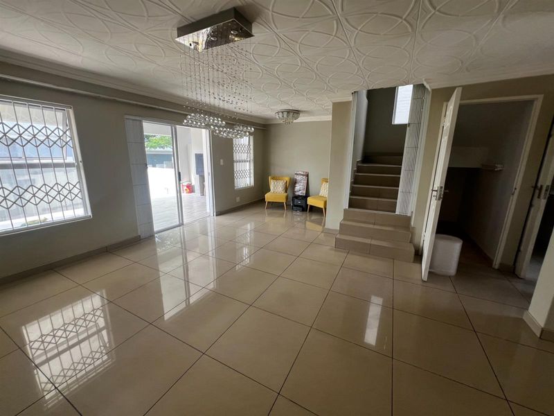 Leisure Bay 3-Bedroom Gem that is Elegant Living and Perfect Location - Photo 9