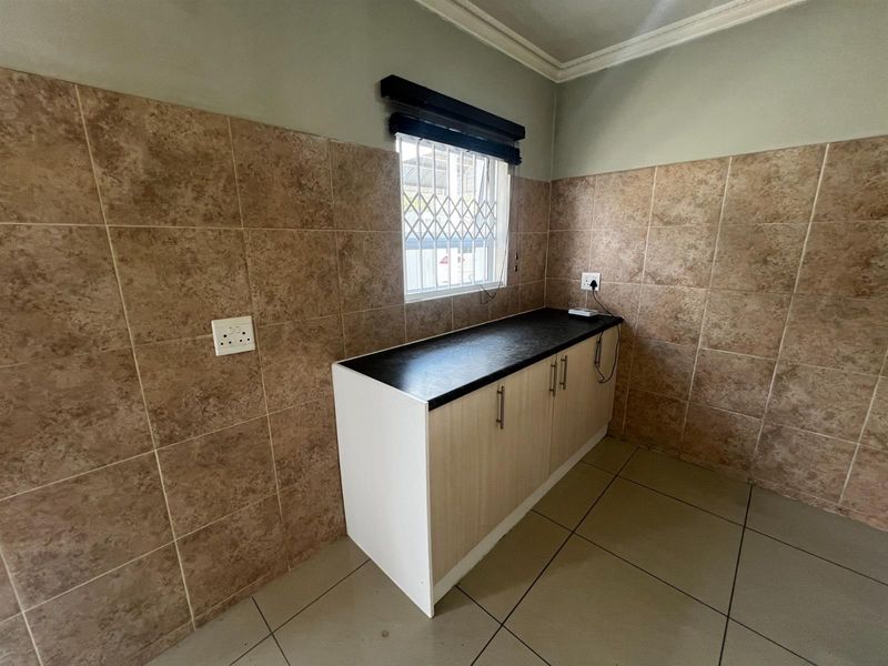 Leisure Bay 3-Bedroom Gem that is Elegant Living and Perfect Location - Photo 8