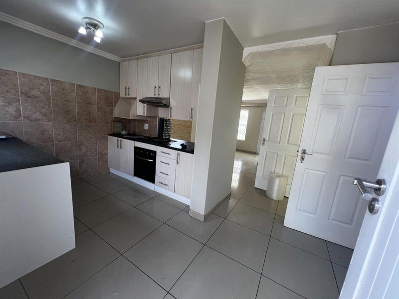 Leisure Bay 3-Bedroom Gem that is Elegant Living and Perfect Location - Photo 7