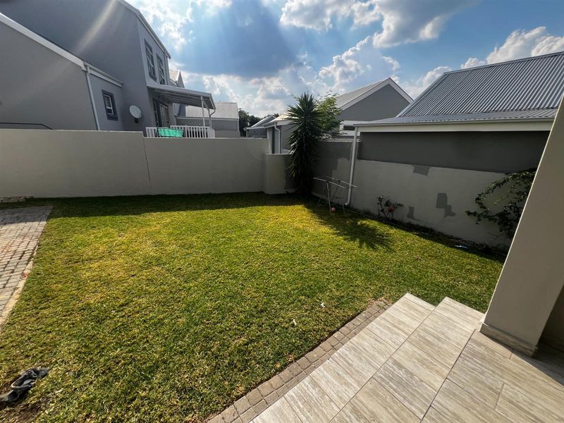 Leisure Bay 3-Bedroom Gem that is Elegant Living and Perfect Location - Photo 2