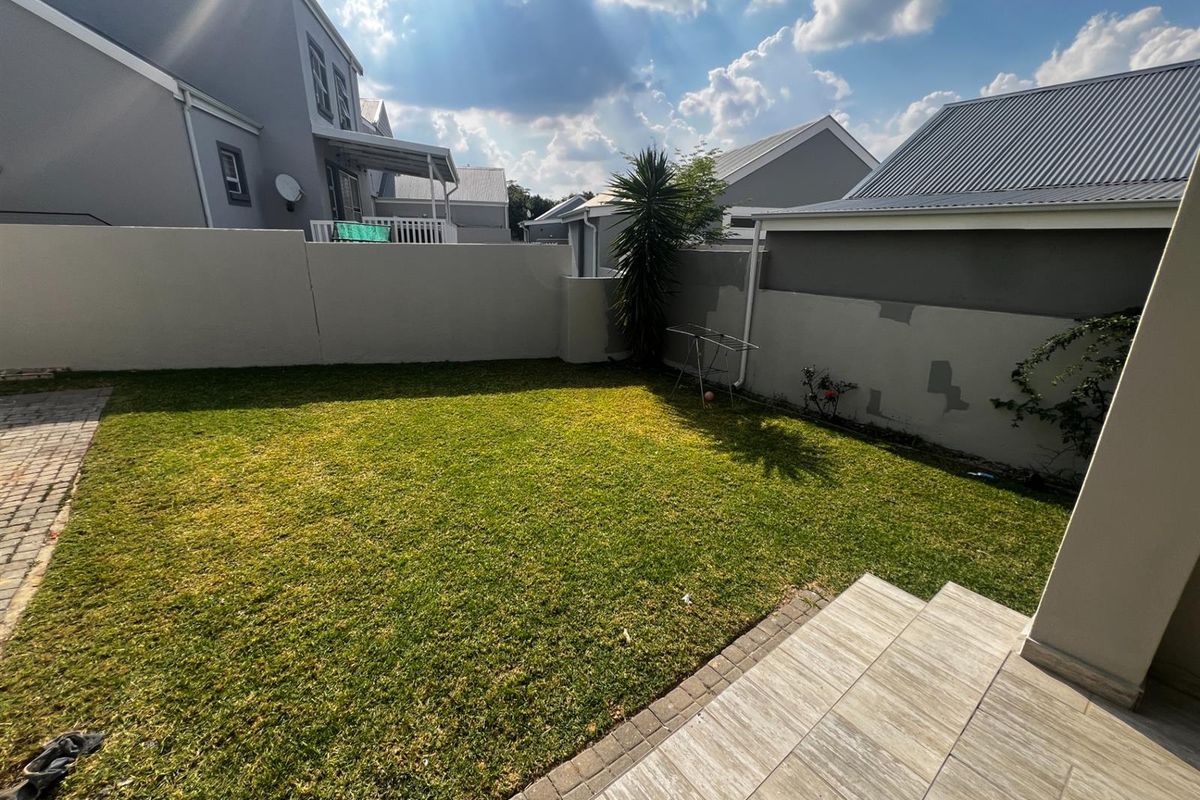 Leisure Bay 3-Bedroom Gem that is Elegant Living and Perfect Location - Photo 2