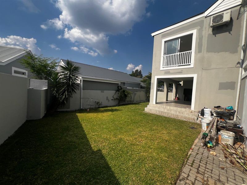 Leisure Bay 3-Bedroom Gem that is Elegant Living and Perfect Location - Photo 3