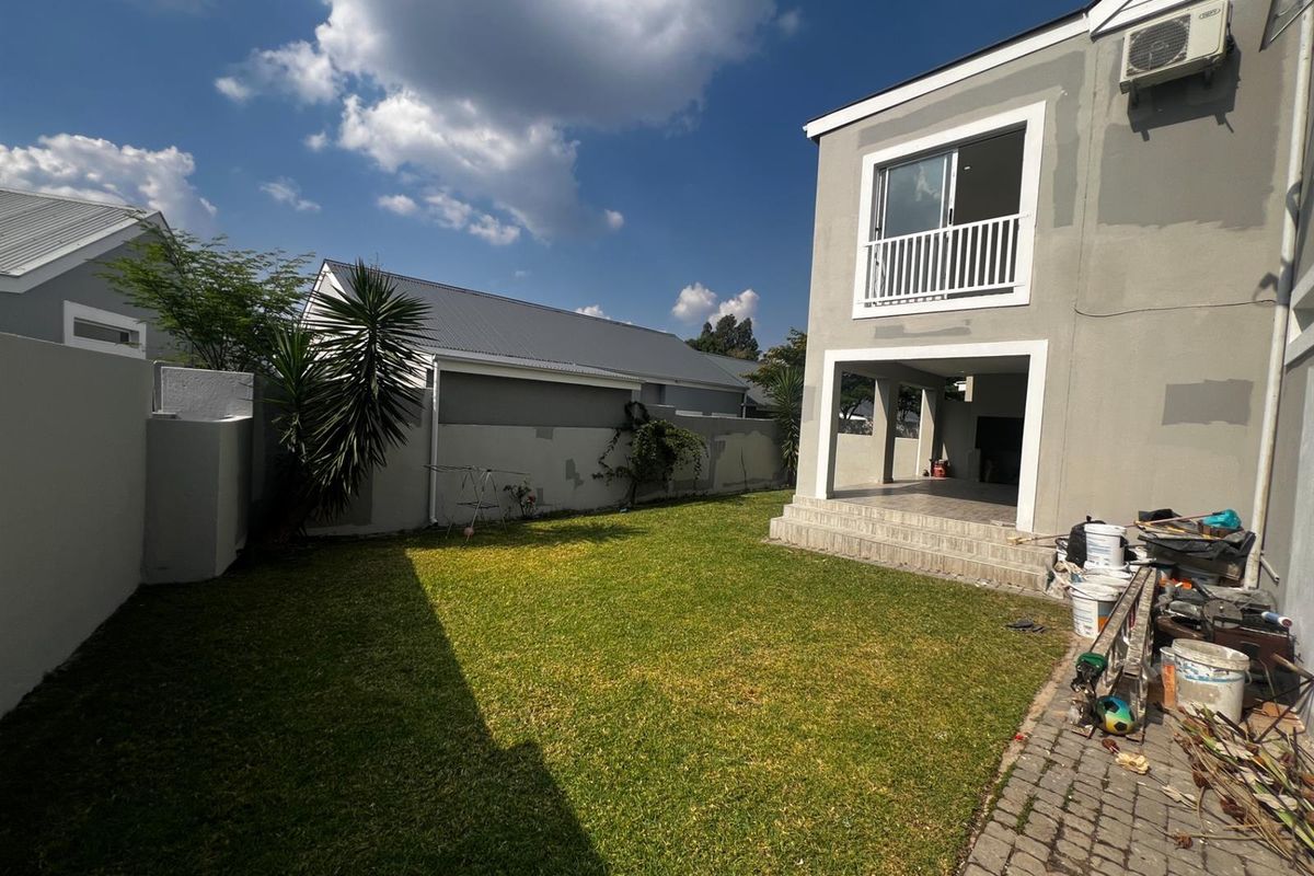 Leisure Bay 3-Bedroom Gem that is Elegant Living and Perfect Location - Photo 3