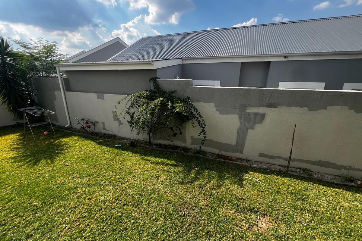 Leisure Bay 3-Bedroom Gem that is Elegant Living and Perfect Location - Photo 4