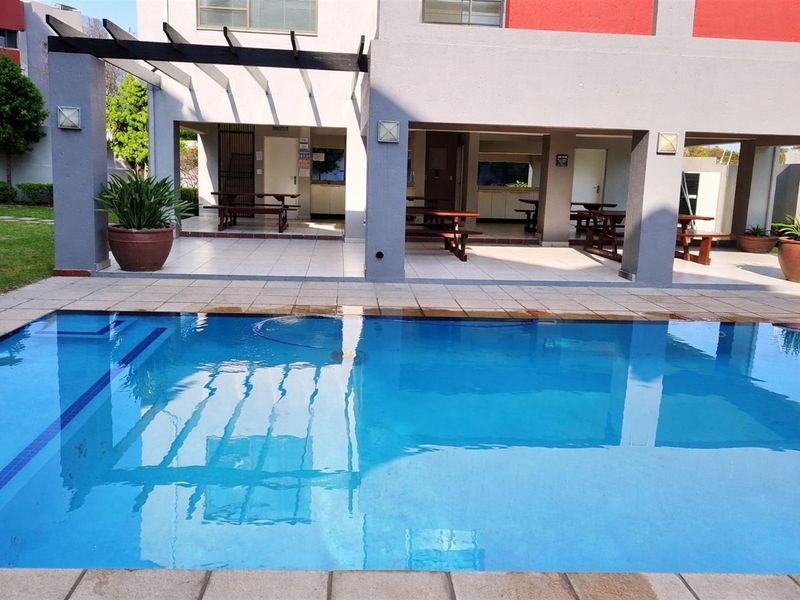 Modern two bedroom plus loft in Cubana, Sunninghill - Photo 10