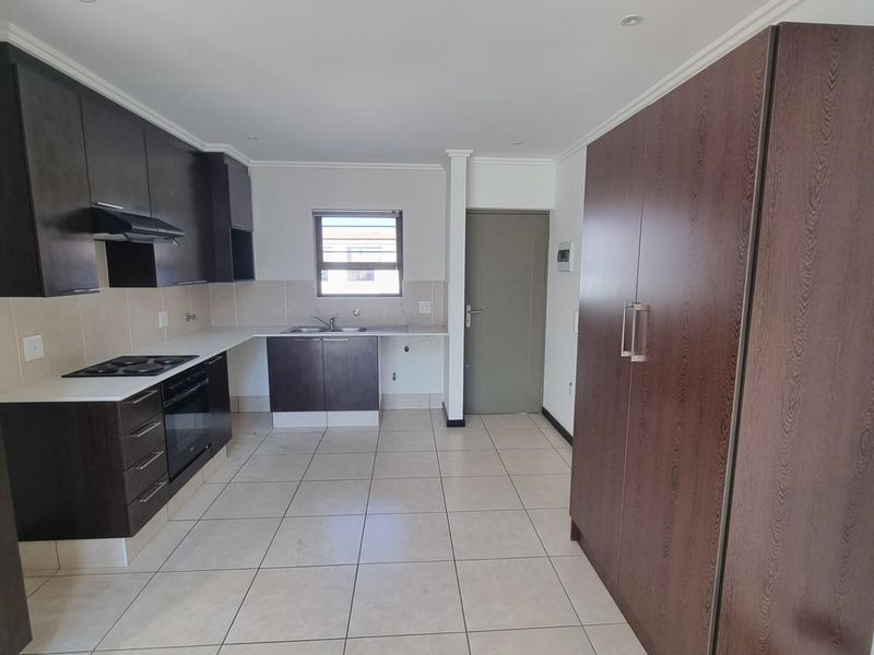 Modern two bedroom plus loft in Cubana, Sunninghill - Photo 3