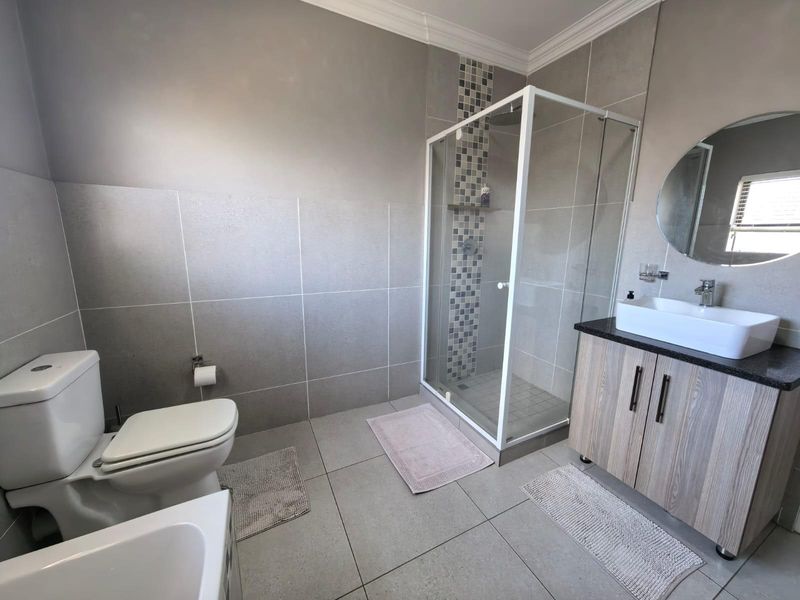 Contemporary Executive Living: Your Secure Full-Title "Lock-Up-and-Go" Sanctuary in Hillcrest - Photo 8