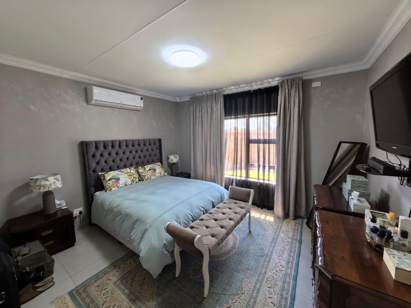 Contemporary Executive Living: Your Secure Full-Title "Lock-Up-and-Go" Sanctuary in Hillcrest - Photo 10