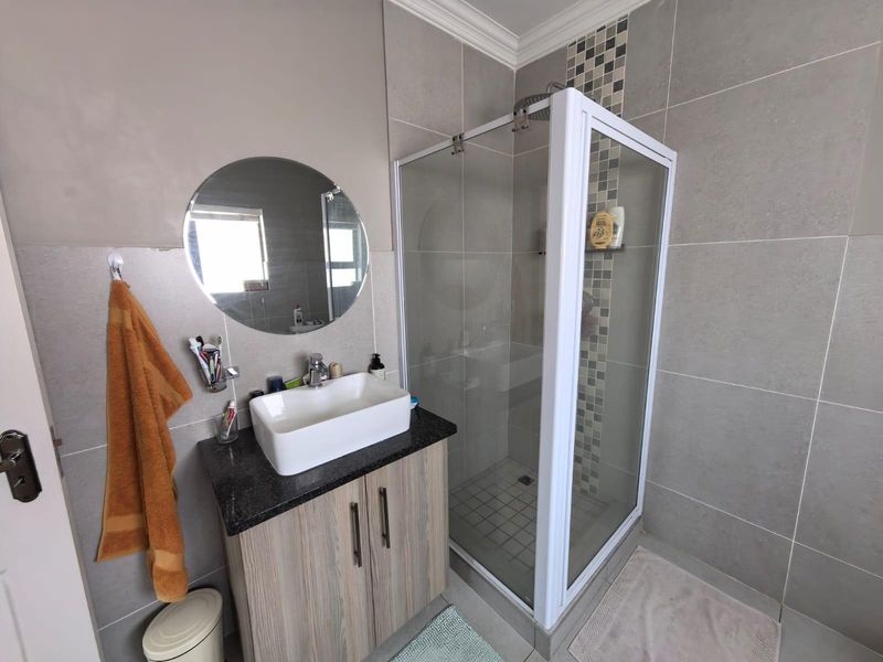 Contemporary Executive Living: Your Secure Full-Title "Lock-Up-and-Go" Sanctuary in Hillcrest - Photo 6