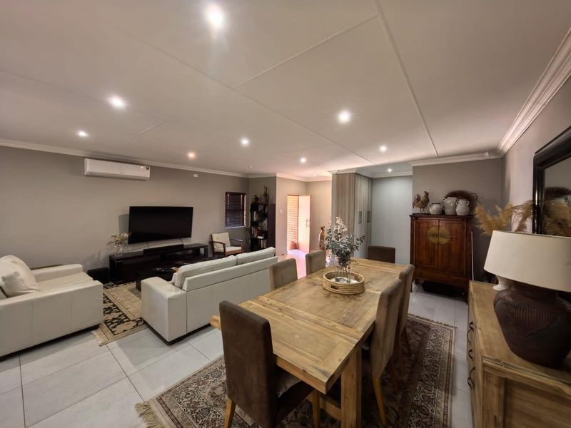 Contemporary Executive Living: Your Secure Full-Title "Lock-Up-and-Go" Sanctuary in Hillcrest - Photo 2