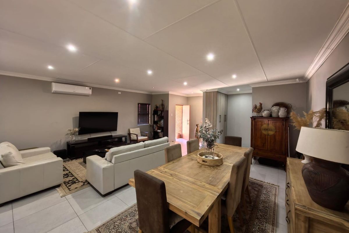 Contemporary Executive Living: Your Secure Full-Title "Lock-Up-and-Go" Sanctuary in Hillcrest - Photo 2