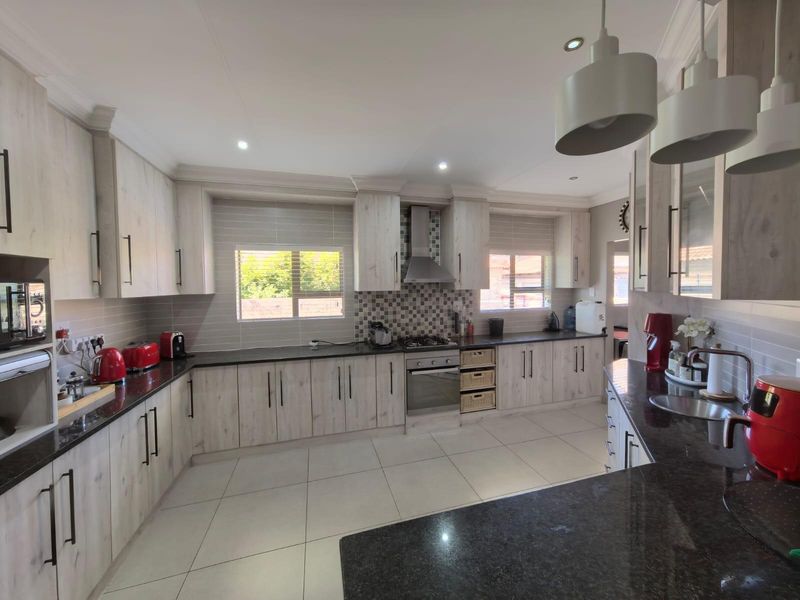 Contemporary Executive Living: Your Secure Full-Title "Lock-Up-and-Go" Sanctuary in Hillcrest - Photo 3