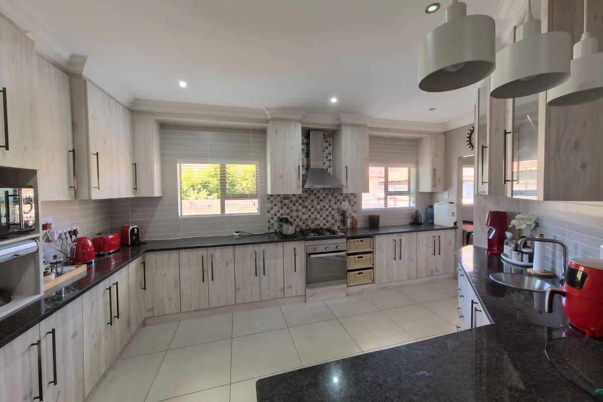 Contemporary Executive Living: Your Secure Full-Title "Lock-Up-and-Go" Sanctuary in Hillcrest - Photo 3