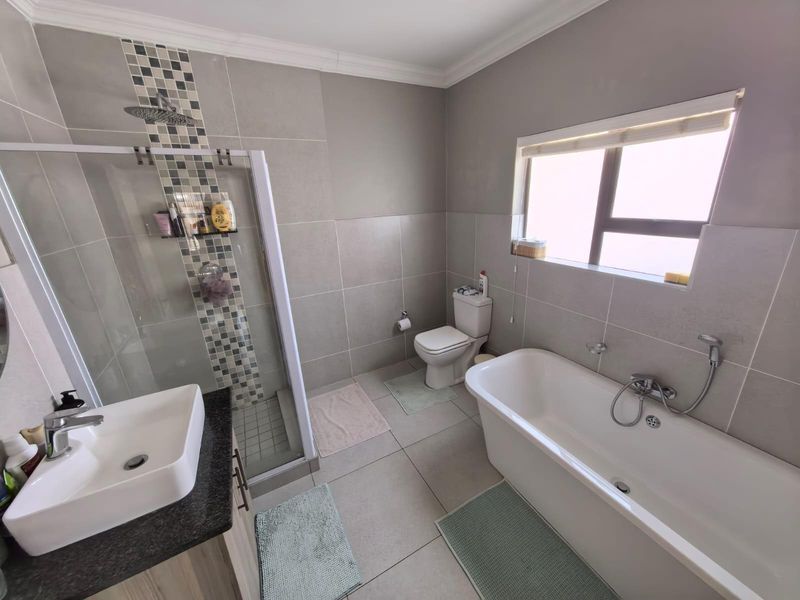 Contemporary Executive Living: Your Secure Full-Title "Lock-Up-and-Go" Sanctuary in Hillcrest - Photo 5