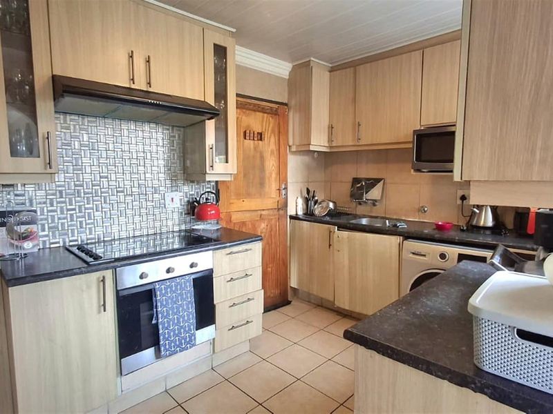 Spacious 3 Bedroom Corner Stand Home in Elandspark - Photo 7