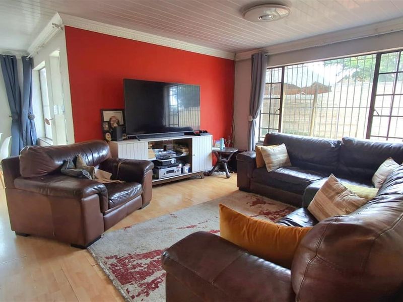 Spacious 3 Bedroom Corner Stand Home in Elandspark - Photo 6