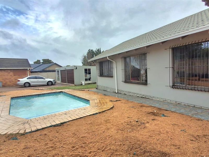 Spacious 3 Bedroom Corner Stand Home in Elandspark - Photo 2