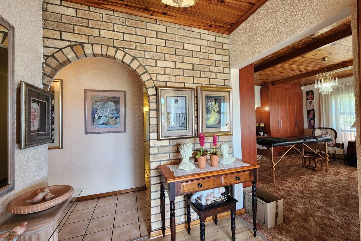 Sea Views, Space and Income Potential. Versatile Wavecrest Home with Separate Flat - Photo 4