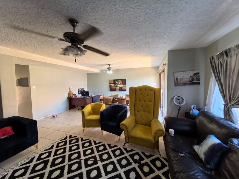 A Family Sanctuary in Historic Belgravia: Spacious Double-Story Charm - Photo 4