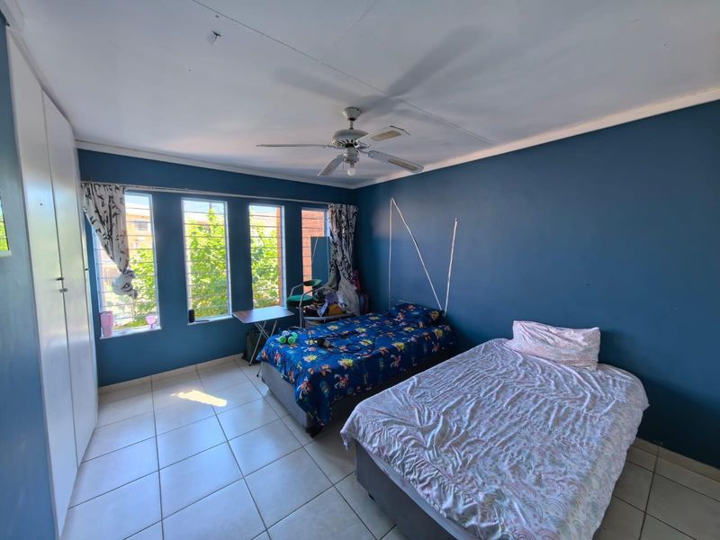 A Family Sanctuary in Historic Belgravia: Spacious Double-Story Charm - Photo 10