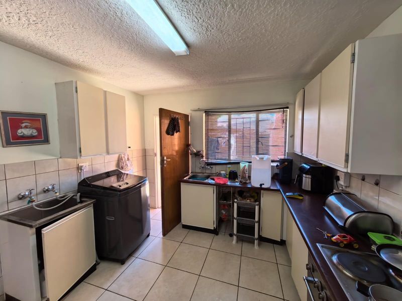 A Family Sanctuary in Historic Belgravia: Spacious Double-Story Charm - Photo 9