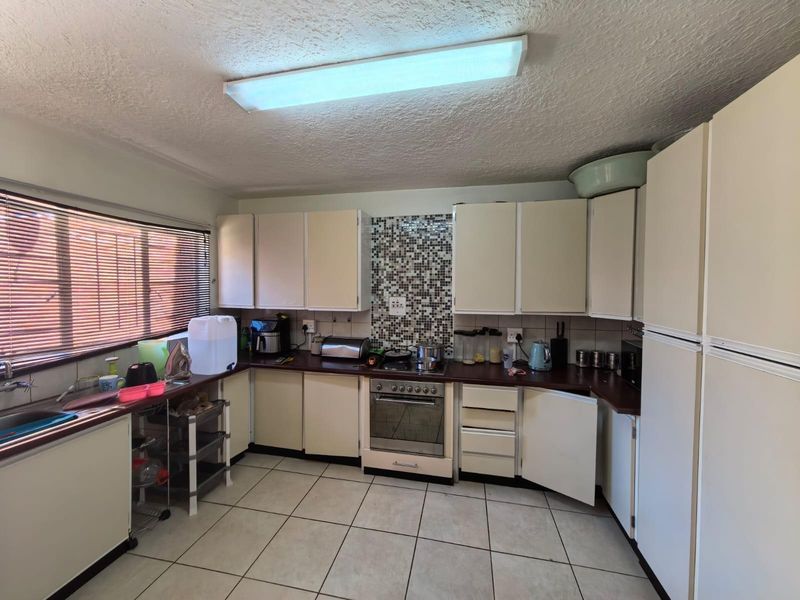 A Family Sanctuary in Historic Belgravia: Spacious Double-Story Charm - Photo 8