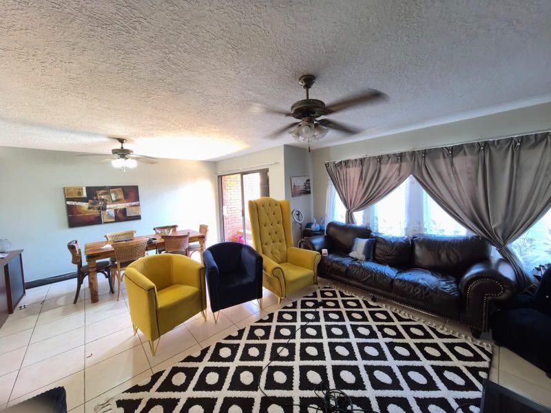 A Family Sanctuary in Historic Belgravia: Spacious Double-Story Charm - Photo 3