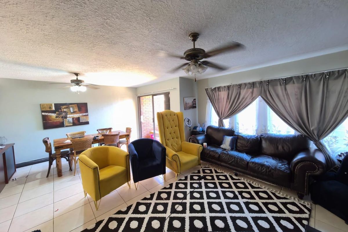 A Family Sanctuary in Historic Belgravia: Spacious Double-Story Charm - Photo 3