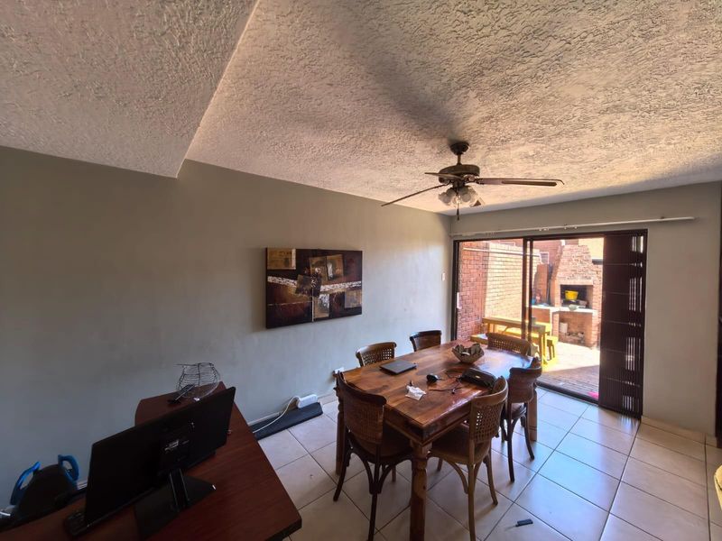 A Family Sanctuary in Historic Belgravia: Spacious Double-Story Charm - Photo 5