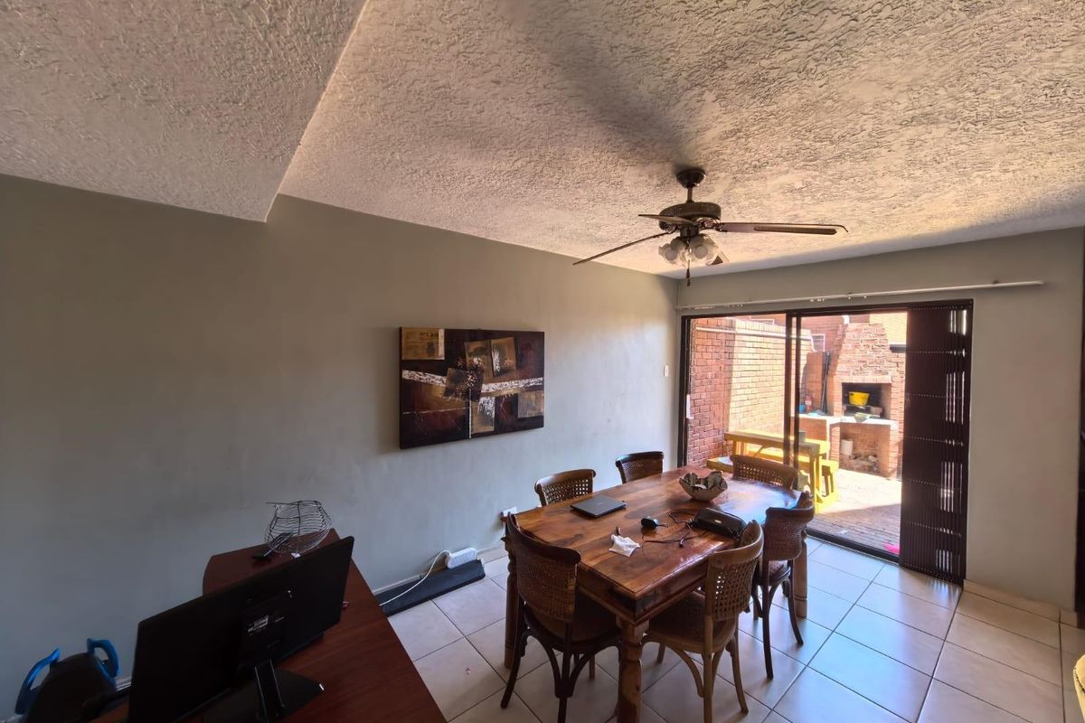 A Family Sanctuary in Historic Belgravia: Spacious Double-Story Charm - Photo 5