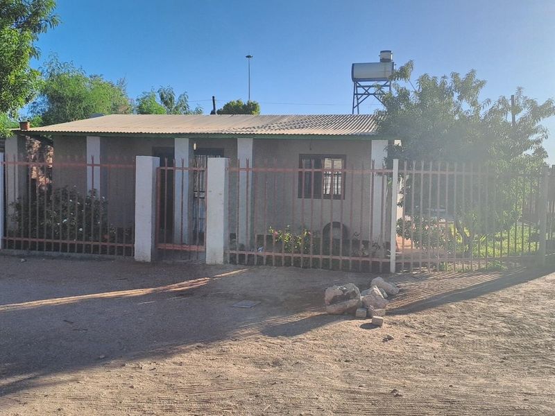 4 Bedroom House For Sale | Jurgenskamp, Upington - Photo 2