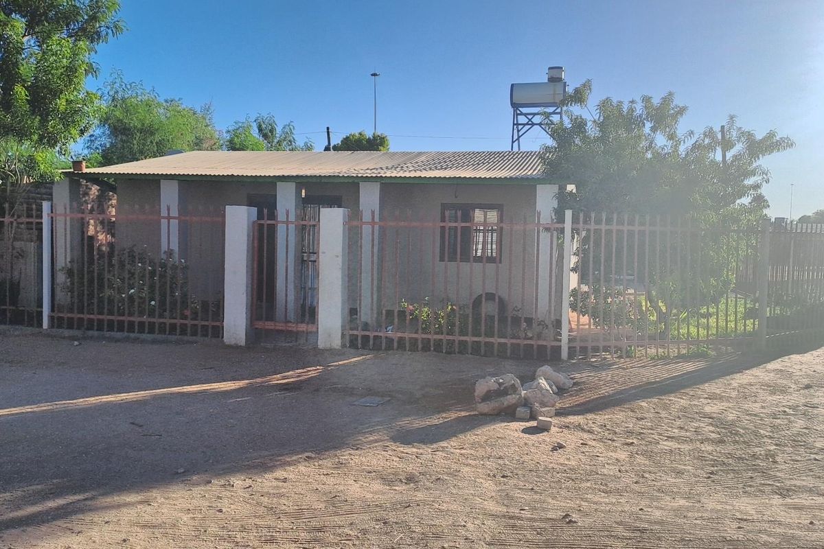 4 Bedroom House For Sale | Jurgenskamp, Upington - Photo 2