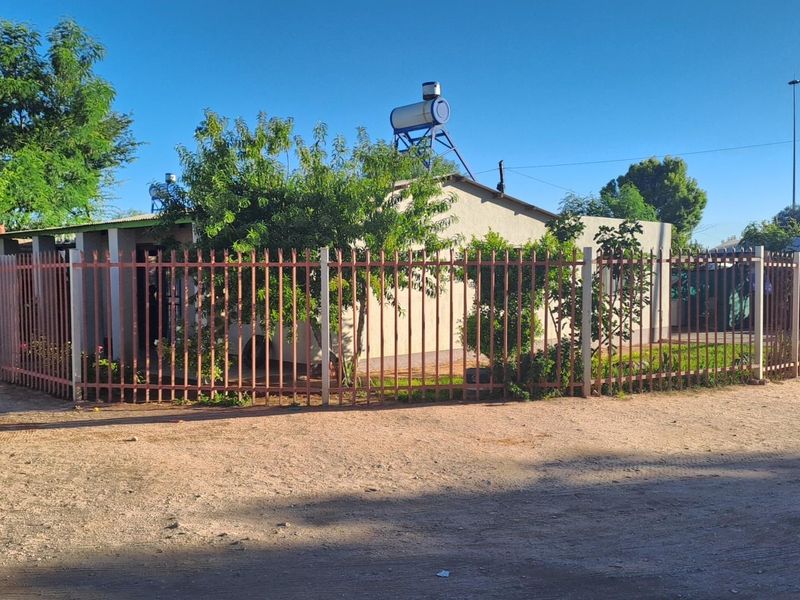 4 Bedroom House For Sale | Jurgenskamp, Upington - Photo 9