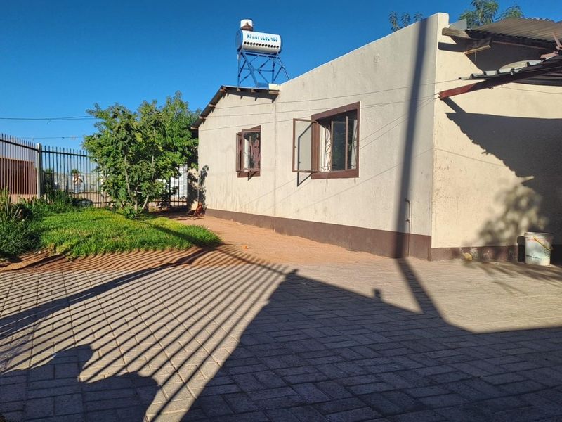 4 Bedroom House For Sale | Jurgenskamp, Upington - Photo 8