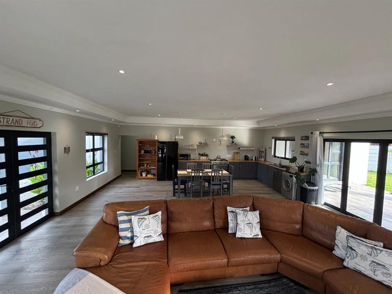 Coastal Investment Opportunity - 3 Bedroom Home with Built-in Braai in Franskraal, Gansbaai - Photo 10