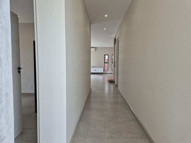 Modern Double-Storey Solar Elegance with High Ceilings and Luxury Finishes  - Sustainable Design - Photo 5