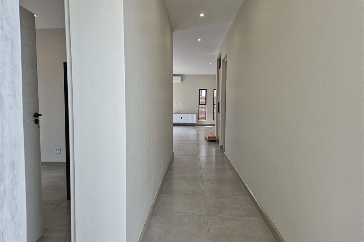 Modern Double-Storey Solar Elegance with High Ceilings and Luxury Finishes  - Sustainable Design - Photo 5