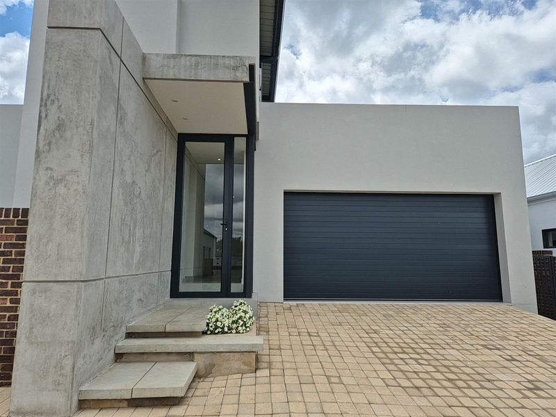 Modern Double-Storey Solar Elegance with High Ceilings and Luxury Finishes  - Sustainable Design - Photo 4