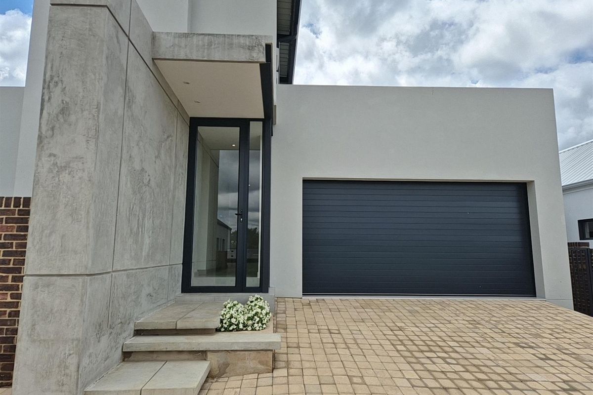 Modern Double-Storey Solar Elegance with High Ceilings and Luxury Finishes  - Sustainable Design - Photo 4