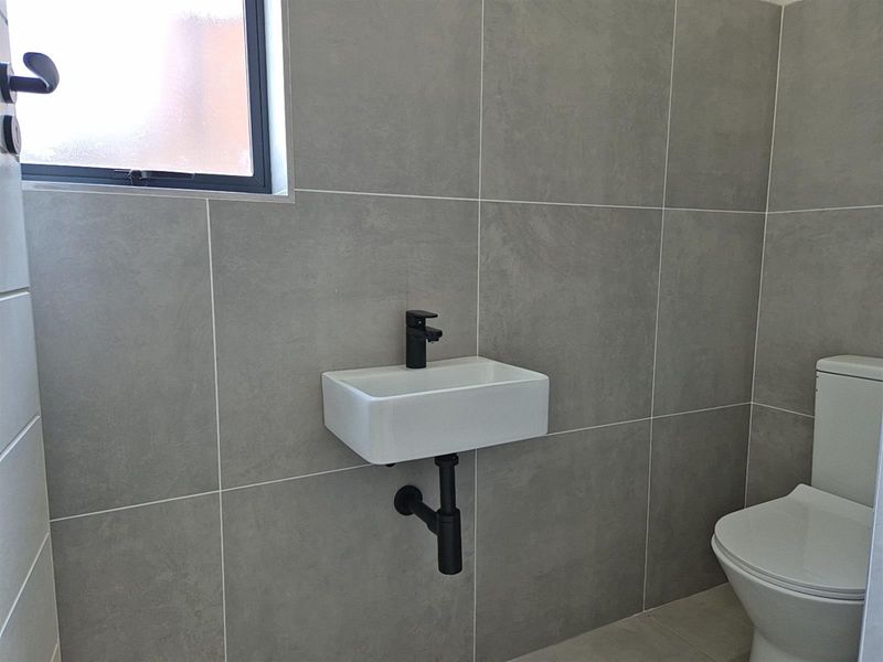 Modern Double-Storey Solar Elegance with High Ceilings and Luxury Finishes  - Sustainable Design - Photo 6