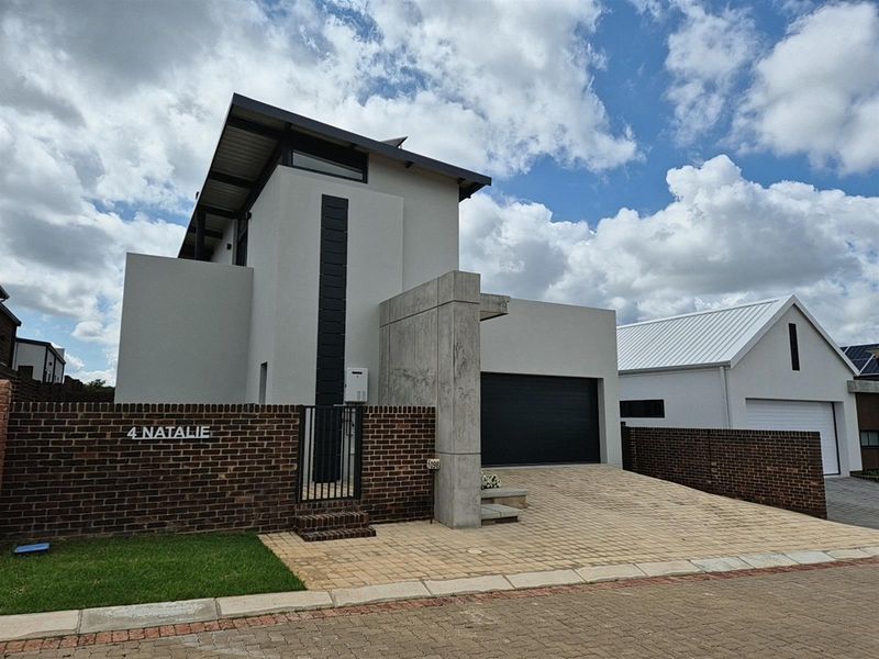 Modern Double-Storey Solar Elegance with High Ceilings and Luxury Finishes  - Sustainable Design - Photo 2