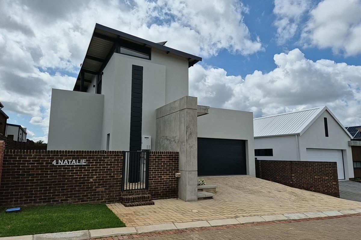 Modern Double-Storey Solar Elegance with High Ceilings and Luxury Finishes  - Sustainable Design - Photo 2