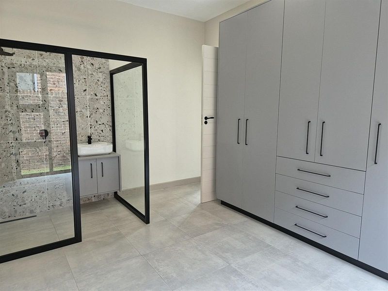 Modern Double-Storey Solar Elegance with High Ceilings and Luxury Finishes  - Sustainable Design - Photo 10