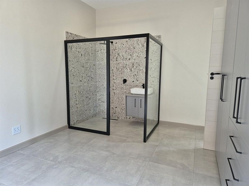 Modern Double-Storey Solar Elegance with High Ceilings and Luxury Finishes  - Sustainable Design - Photo 9