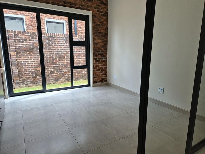 Modern Double-Storey Solar Elegance with High Ceilings and Luxury Finishes  - Sustainable Design - Photo 8