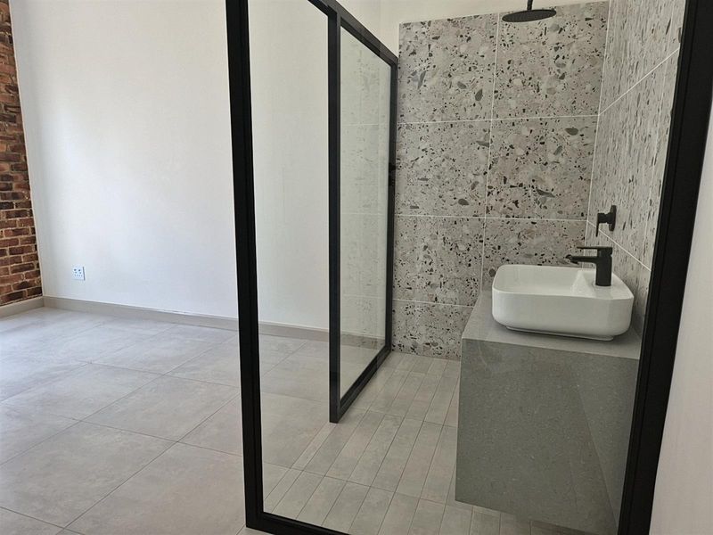 Modern Double-Storey Solar Elegance with High Ceilings and Luxury Finishes  - Sustainable Design - Photo 7