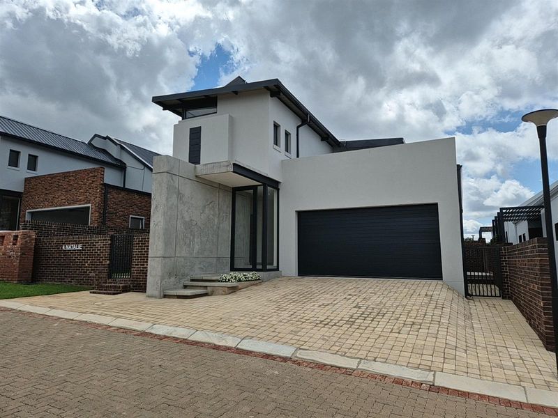 Modern Double-Storey Solar Elegance with High Ceilings and Luxury Finishes  - Sustainable Design - Photo 3