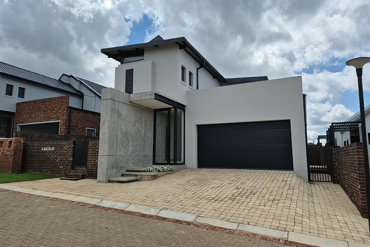 Modern Double-Storey Solar Elegance with High Ceilings and Luxury Finishes  - Sustainable Design - Photo 3