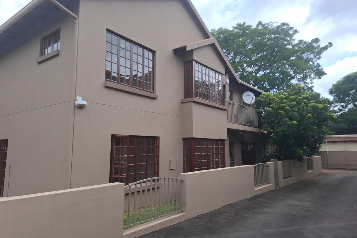 3 Bedroom Duplex For Sale in Florida Park, Roodepoort - Photo 2