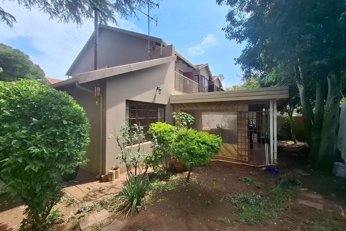 3 Bedroom Duplex For Sale in Florida Park, Roodepoort - Photo 3
